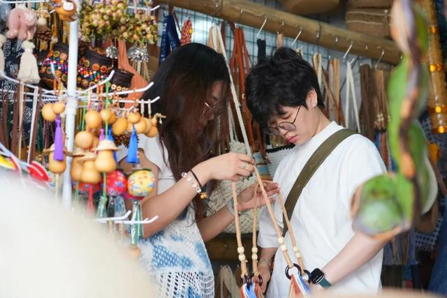 芒市丙午街竹编店搭上文旅“快车”