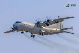 东部战区海军航空兵某团开展飞行训练图片