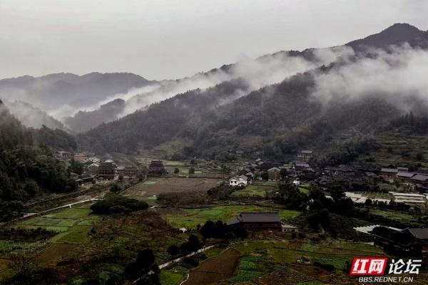 当深秋雾色邂逅古村，新化下团村上演现实版山水秘境