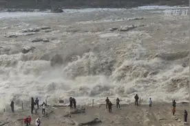 黄河壶口瀑布现“流凌叉桥”景观图片