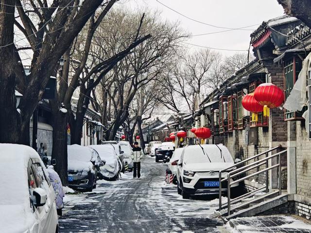 什刹海边古韵盎然！老北京胡同里灯笼披薄雪，分外静美