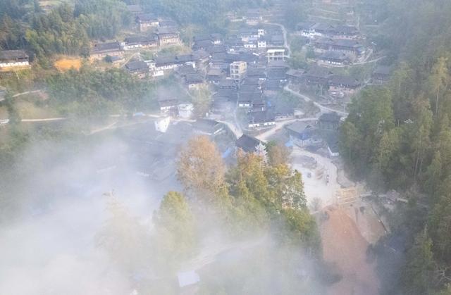 从江侗寨：云雾漫卷似仙境