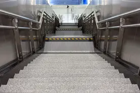 探访 | 北京部分地铁车站台阶区分不明显易踩空？官方最新回应图片