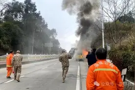 军车返营途中突然停下，随后赶到的消防员向3位战士竖起了大拇指……图片