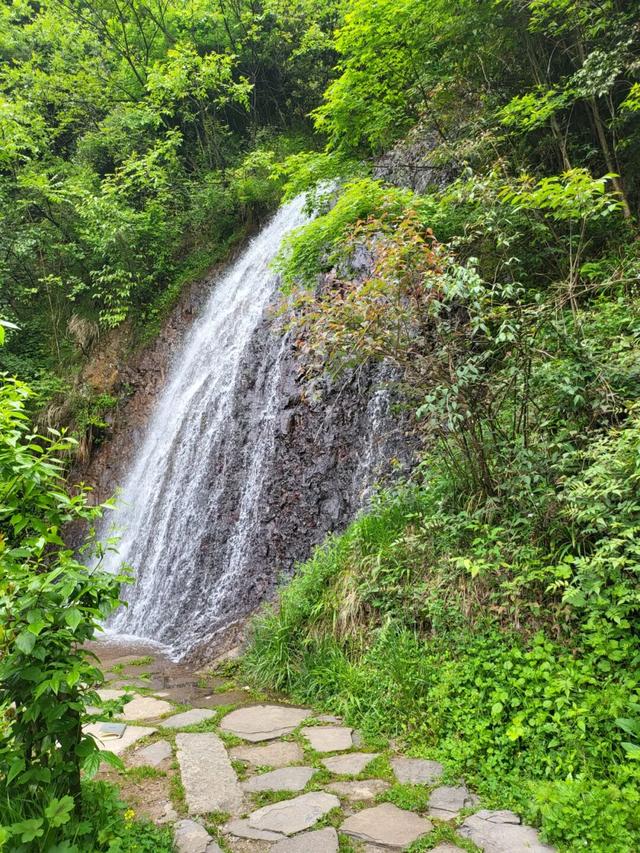 在昭通，赤水河流经之处，每一条河流都有自己的方向，每一座山都有自己的名字