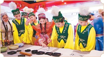 到霍尔果斯，感受“一秒跨国”（边城见闻）