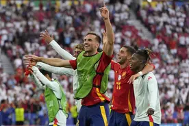 第一个四强诞生！西班牙队加时赛绝杀送走东道主，关键点球未判引争议图片