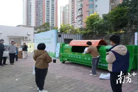 凤城进入垃圾收集2.0时代，全市首个建筑垃圾智能收集箱投放使用图片
