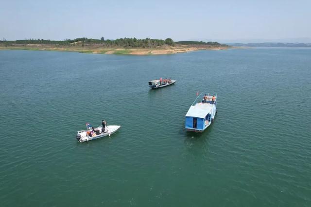 看，丹江口水库中央这幅“水墨长卷”！