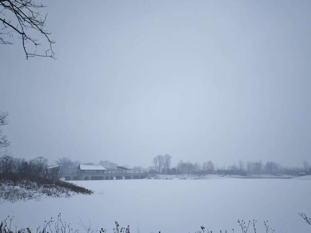 一脚踏进黑白世界！记住这个地方，下场雪来打卡