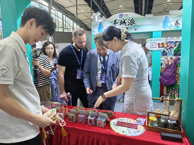 羊晚携手省中医院打造“岭南养生局”，国际旅游大咖体验中医养生