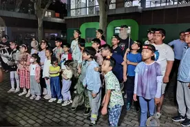 “夏夜寻虫记”：夜晚的公园，“昆虫世界”原来这么有趣图片