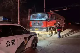大货车超载易引发事故，如何行车才安全呢？图片
