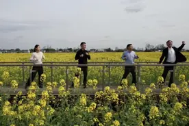 “干部卖艺”舞姿虽尬，为民办实事的真心值得被看见图片