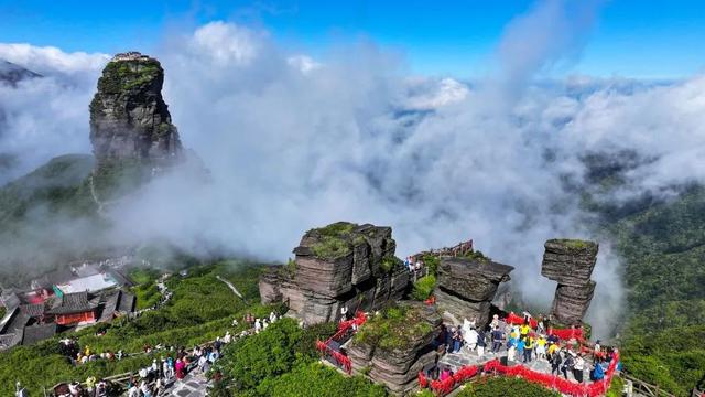梵净山“红马甲”：一道温馨的风景线