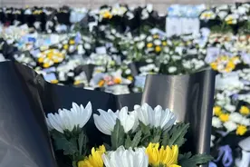 温州医生李晟遗体告别仪式今早举行，众多市民冒雨送别图片