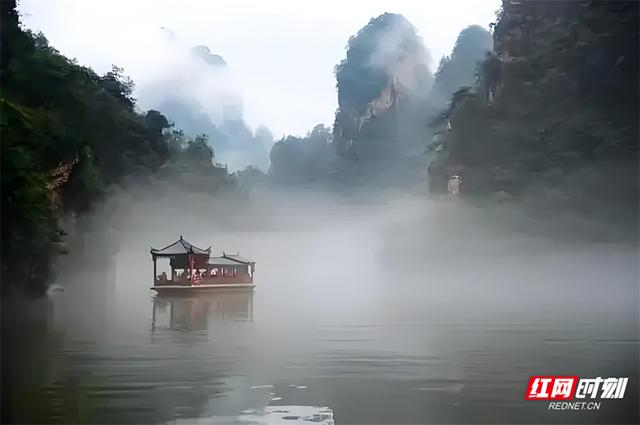 雨中游宝峰湖，一湖烟雨醉游人