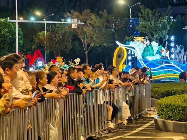 深夜现身武汉！街头都是人！“手机内存不够了”
