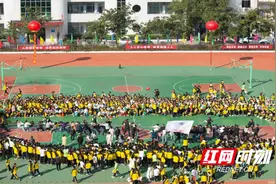 桃源九中举行教职工拔河比赛 ——凝心聚力一根绳    团结上下一条心图片