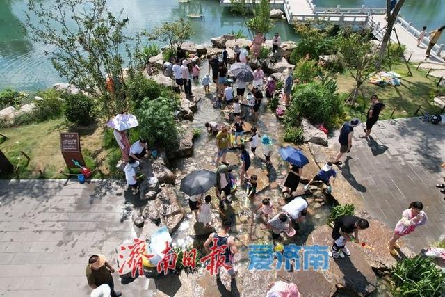 一年四季 泉在济南丨叮咚泉水映童趣，“泉涌白沙”醉游人