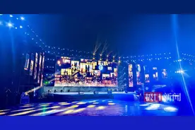 华容电音节唱响武汉新城，现场国旗汇成红色海洋图片