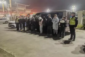 “车上有板凳的！有坐处！上车！”返程老乡，千万莫去啊图片