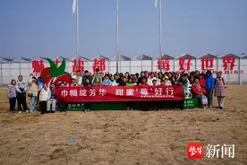 巾帼绽芳华 甜蜜“莓”好行|盐城机电高等职业技术学校开展“三八”节女教职工草莓采摘活动图片