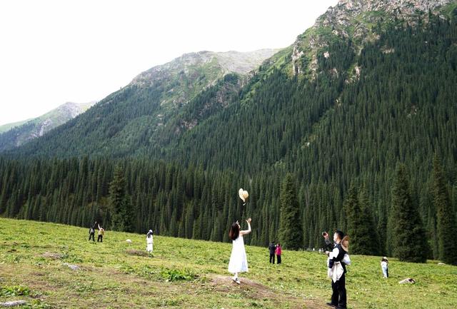 新疆伊犁：暑期旅游人气旺