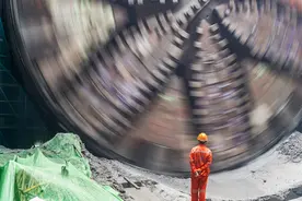 穿城而过·北横通道③｜6层楼高的盾构机日月兼程向前推进图片