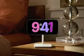 iOS 17引入待机显示！不用靠近 信息也能一目了然图片