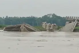 印度一座在建桥梁坍塌：耗资1.2亿卢比 部分桥体几秒钟内被冲走图片