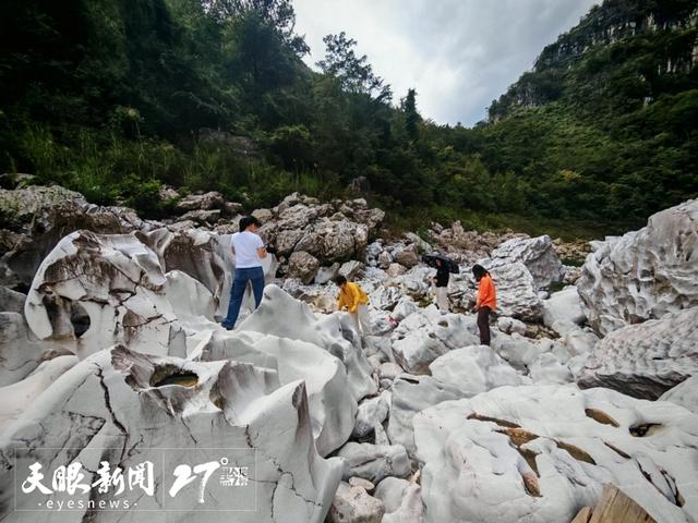 平塘甲青大峡谷奇特地质景观引人入胜