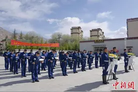 拉萨市消防救援支队开展清明缅怀纪念英烈活动图片
