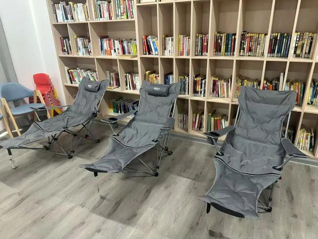 歇脚有处，清凉可得！万达社区购置躺椅为骑手“蓄能”