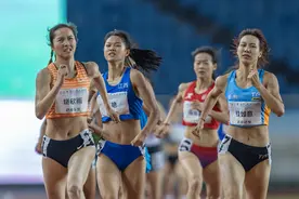 （体育）田径——全国田径大奖赛第五站：饶欣雨夺得女子800米冠军图片