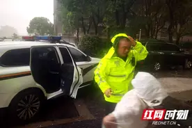 暴雨袭城，关键时刻总有他们挺身而出！图片