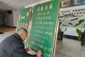 潮评丨浙大宿管大叔画黑板报8年，“扫地僧”成校园独特人文风景图片