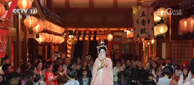 绾青丝着唐装、走进书中美景……传统文化生动“破圈”撬动消费澎湃活力