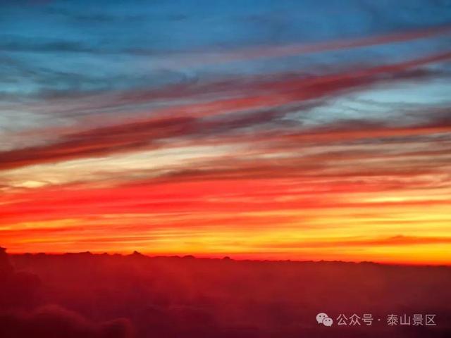 泰山雨霁：云雾织仙境，霞光染群峰，这泼墨山水里藏着夏日最治愈的奔赴