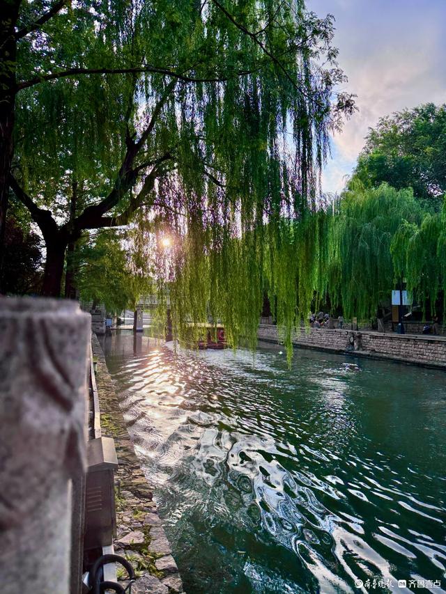 夕阳下的黑虎泉护城河