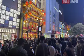 武汉开启“人从众”模式，街头面包挑战赛、“蒜鸟”玩偶纷纷亮相江汉路步行街图片