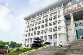 出租车入高校，除了“一律禁止”还有更优解吗 | 新京报快评图片