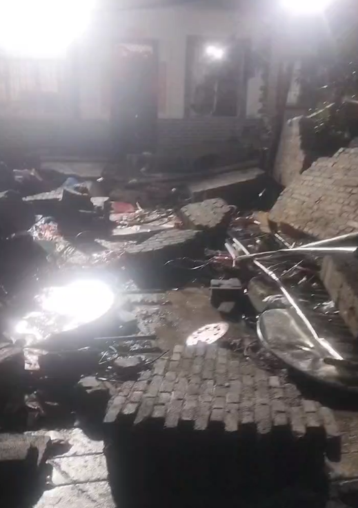 村民办丧事时围墙倒塌，致前来吊唁的6人身亡，丧主与政府提出14.6万元赔（补）偿，家属：希望“得到个公道”