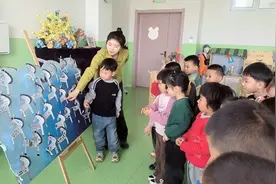 当00后教师走到讲台中央图片