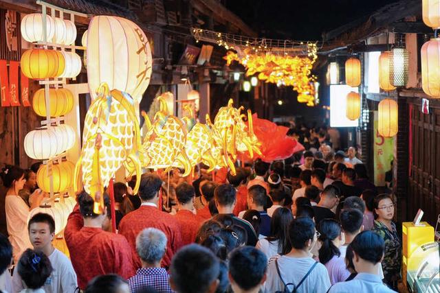 “千灯”引路，千年古镇激活假日消费新场景 | 文化中国行