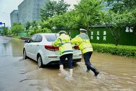 暖暖的金华｜车子涉水后抛锚积水中，幸得他们帮助！图片