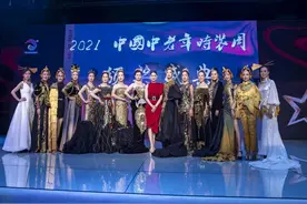 8000元买秀服、90岁上T台⋯⋯老人中流行“出道”当模特！给张馨予设计“东北大棉袄”的设计师也在干这个图片