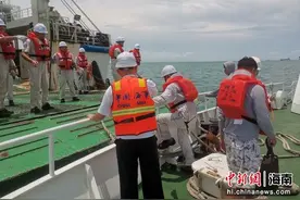 一男子坐泡沫浮板出海钓鱼落水 漂流10小时获救图片