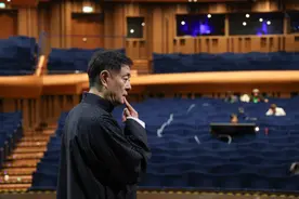 “劳模”濮存昕图片
