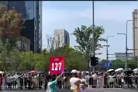 云南盐业员工潘友清参加杭州亚运会火炬传递图片